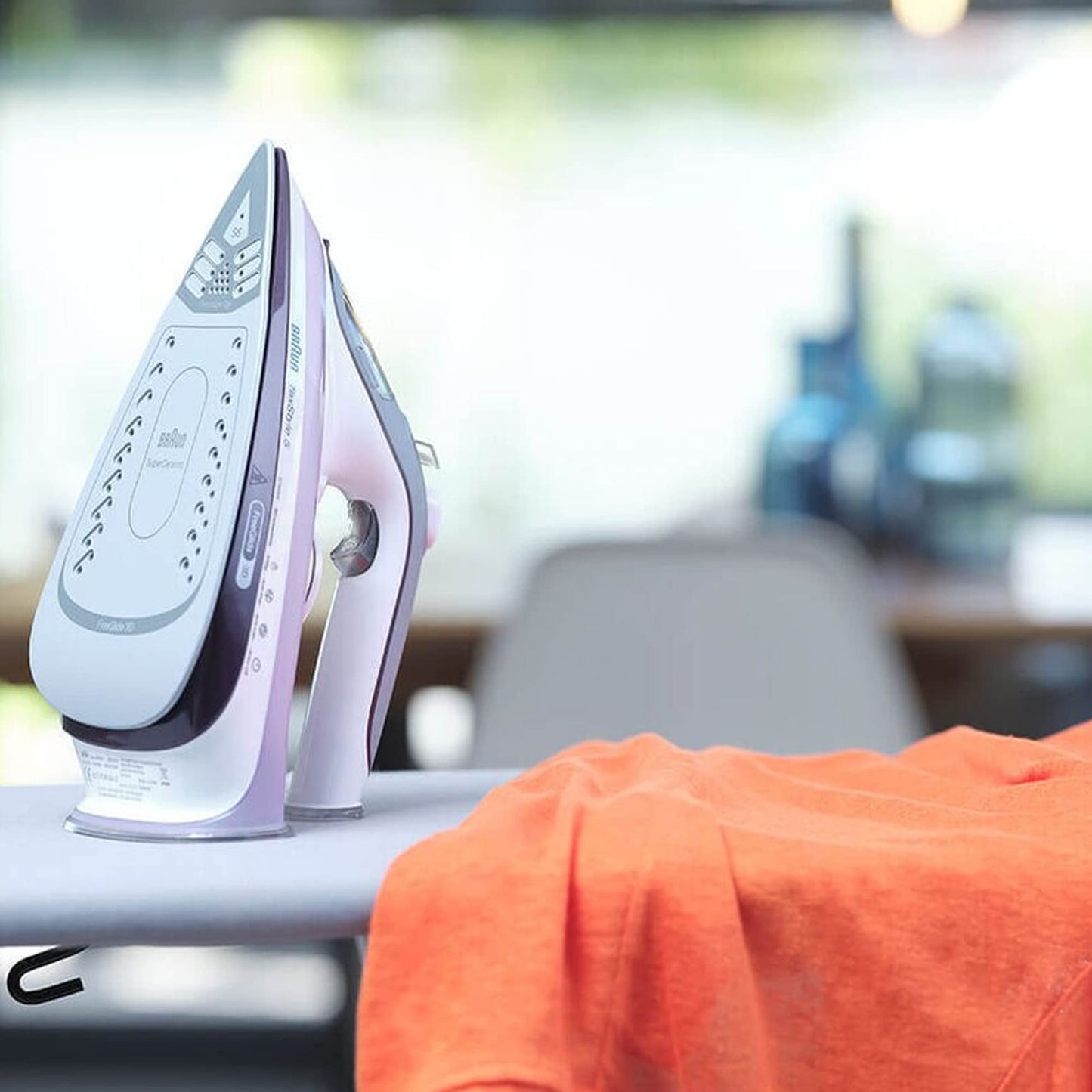 Braun TexStyle 5-2700 Watts, 300ml Water Capacity, FreeGlide 3D Technology, Auto Off Steam Iron SI 5037 Violet