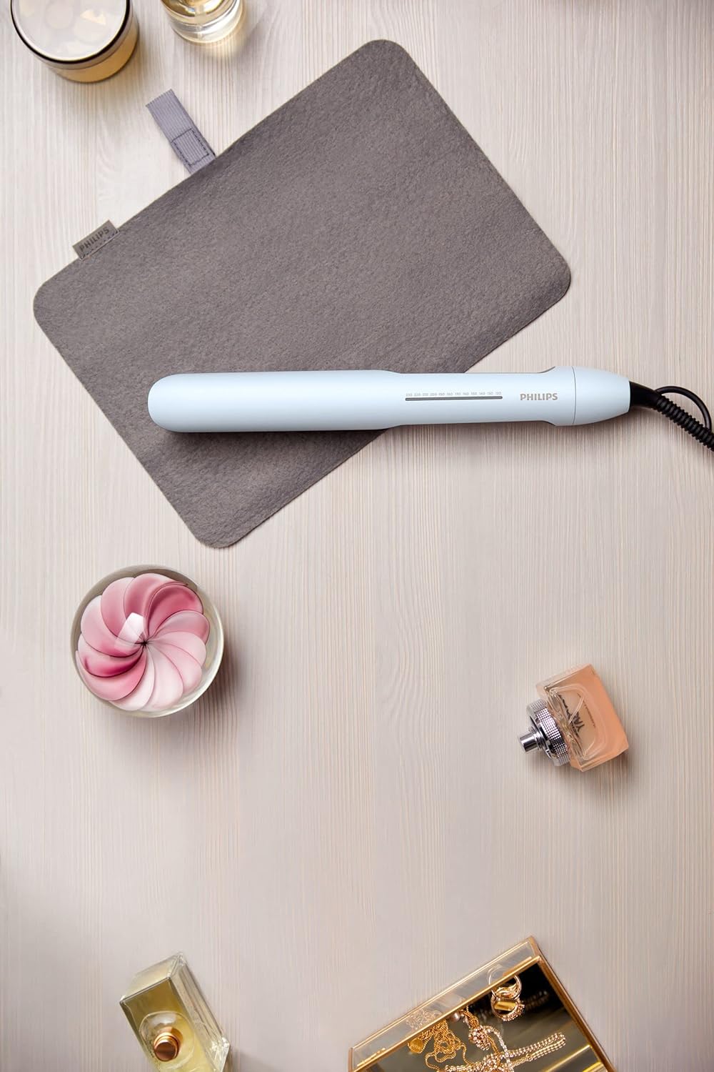 Philips StraightCare Essential ThermoProtect straightener. 2 temperature settings. Temperature range up to 220°C. 3 pin, BHS375/03.