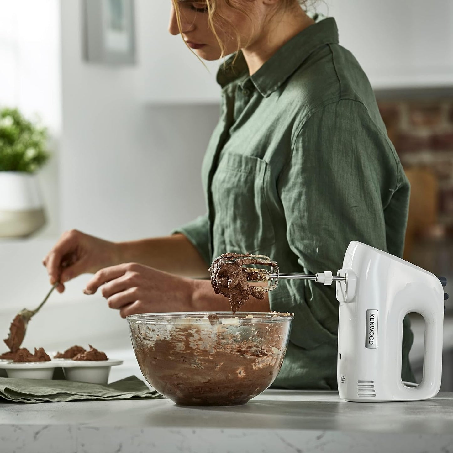 KENWOOD Hand Mixer (Electric Whisk) 300W with 5 Speeds + Turbo Button, Twin Stainless Steel Kneader and Beater for Mixing, Whipping, Whisking, Kneading HMP20.000WH White