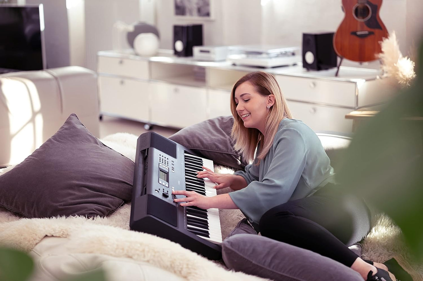 Yamaha Digital Keyboard - A Versatile, Entry-Level Keyboard with 61 Touch-Sensitive Keys, 622 Instrument Voices, Black,PSR-E373
